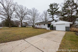 760 River St, Spring Lake, MI 49456