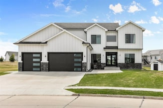 16318 Goldenrod Dr, Urbandale, IA 50323