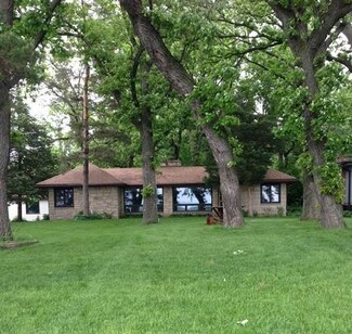 3811 E Lake Shore Dr, Wonder Lake, IL 60097