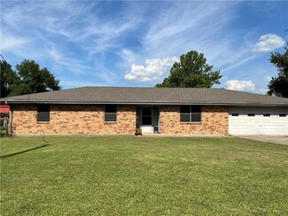 808 Broussard St, Iowa, LA 70647