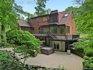 9767 Whisperwood Ln, Brighton, MI 48116