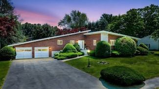 9 Seneca Dr, Danvers, MA 01923