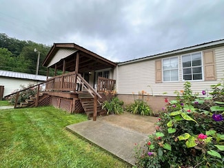 80 Shadybrook Rd, Oceana, WV 24870
