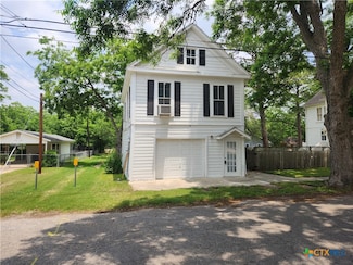 102 Duke St, Yoakum, TX 77995