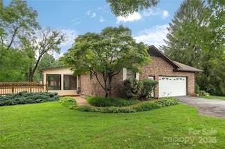 27 Country Rd, Hendersonville, NC 28791