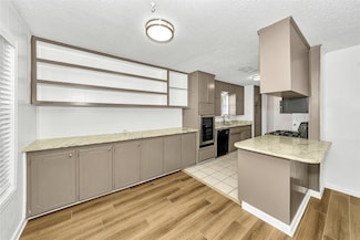 1800 W Queens Ct, Arlington, TX 76014