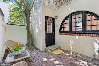 2410R Delancey St, Philadelphia, PA 19103