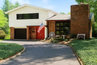 256 Schenck Ave, Great Neck, NY 11021