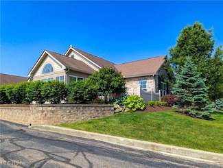 1916 Woods Dr, Streetsboro, OH 44241