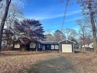 11 Wildwood Rd, Ridge, NY 11961