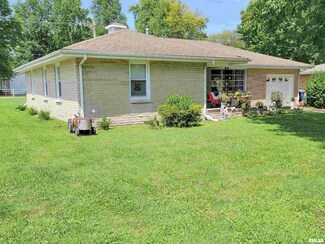 844 W 6th St, Flora, IL 62839