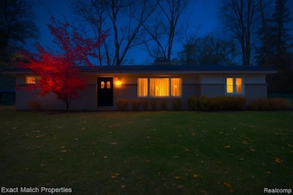 290 Evanston St, Waterford, MI 48327