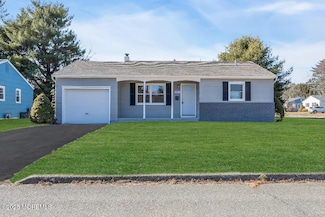 41 Stanford Dr, Toms River, NJ 08757