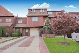 32 Stonegate Dr, Staten Island, NY 10304