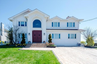 110 Clocks Blvd, Massapequa, NY 11758