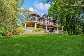 110 Red Spring Ln, Glen Cove, NY 11542