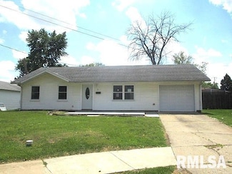 3 Pioneer Ct, Pekin, IL 61554