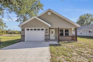 707 Pacific Ave, Osawatomie, KS 66064