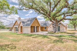 701 Steele St, Nixon, TX 78140