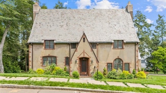 6 W Hill Dr, West Hartford, CT 06119