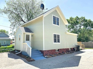 2306 10th St, Emmetsburg, IA 50536