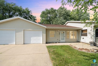 504 Josephine Dr, Hills, MN 56138