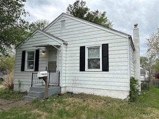 9701 Diamond Dr, Saint Louis, MO 63137