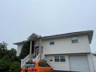 696 N Indiana Ave Unit Rear 2nd, Lindenhurst, NY 11757