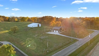 15945 Gresham Rd, MacKinaw, IL 61755