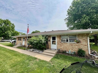 1526 Douglas Ct, Belvidere, IL 61008