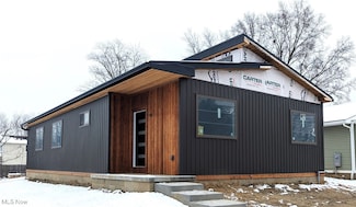 455 S Van Buren Ave, Barberton, OH 44203