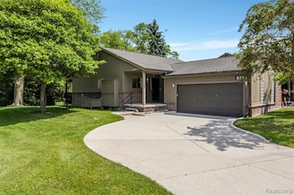9735 Hawthorne Glen Dr, Grosse Ile, MI 48138