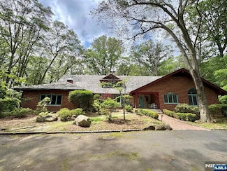 17 Deerhill Dr, Ho Ho Kus, NJ 07423