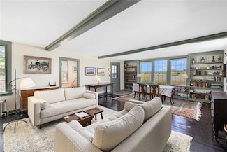 10 Casey Ct, Newport, RI 02840