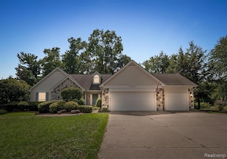 7260 Willow Oak Dr, West Bloomfield, MI 48324