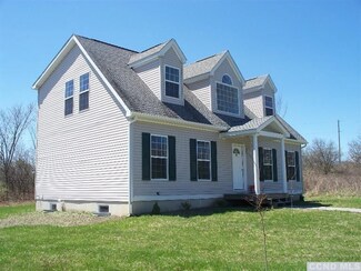 45 Haunted Cir, Athens, NY 12015