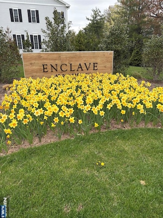 4 Lenape Ln, Old Tappan, NJ 07675