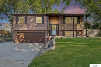 8124 S Hazelwood Dr, Lincoln, NE 68510