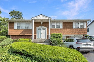 274 Central Park Rd, Plainview, NY 11803
