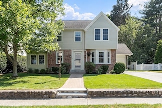 61 Fairview Rd, Lynnfield, MA 01940