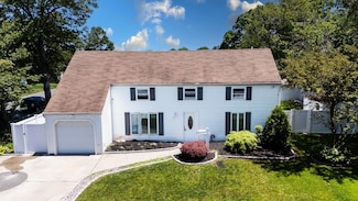 7 Lurcott Ln, Central Islip, NY 11722