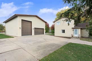 1130 E School St, Owatonna, MN 55060