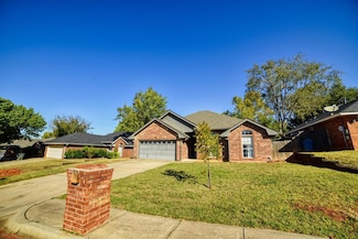 923 Castle Rd, Edmond, OK 73034