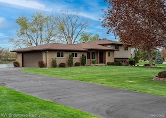9145 Sandy Ridge Dr, White Lake, MI 48386