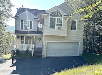 1094 Porter Dr, Bushkill, PA 18324