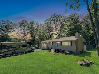 7537 Lake Shore Dr, Pocono Lake, PA 18347