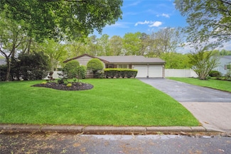 60 Chestnut St, Coram, NY 11727