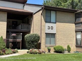30 Meadow Green Cir, Manalapan, NJ 07726