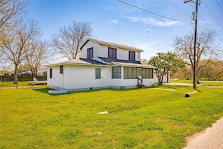 1977 7th St, High Island, TX 77623