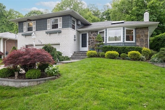 113 Stratford N, Roslyn Heights, NY 11577